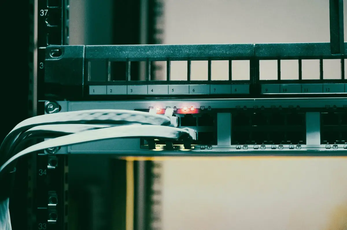 Patchfeld und Netzwerkkabel der Infrastruktur von GNL Solution